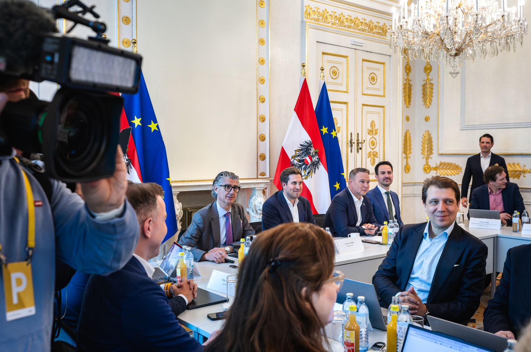 Am 21. April 2026 nahmen Vizekanzler Andreas Babler (5.v.r.), Bundesminister Christoph Wiederkehr (4.v.r.) und Staatssekret&auml;r Alexander Pr&ouml;ll (6.v.r.) am Roundtable zum Social Media Verbot teil.