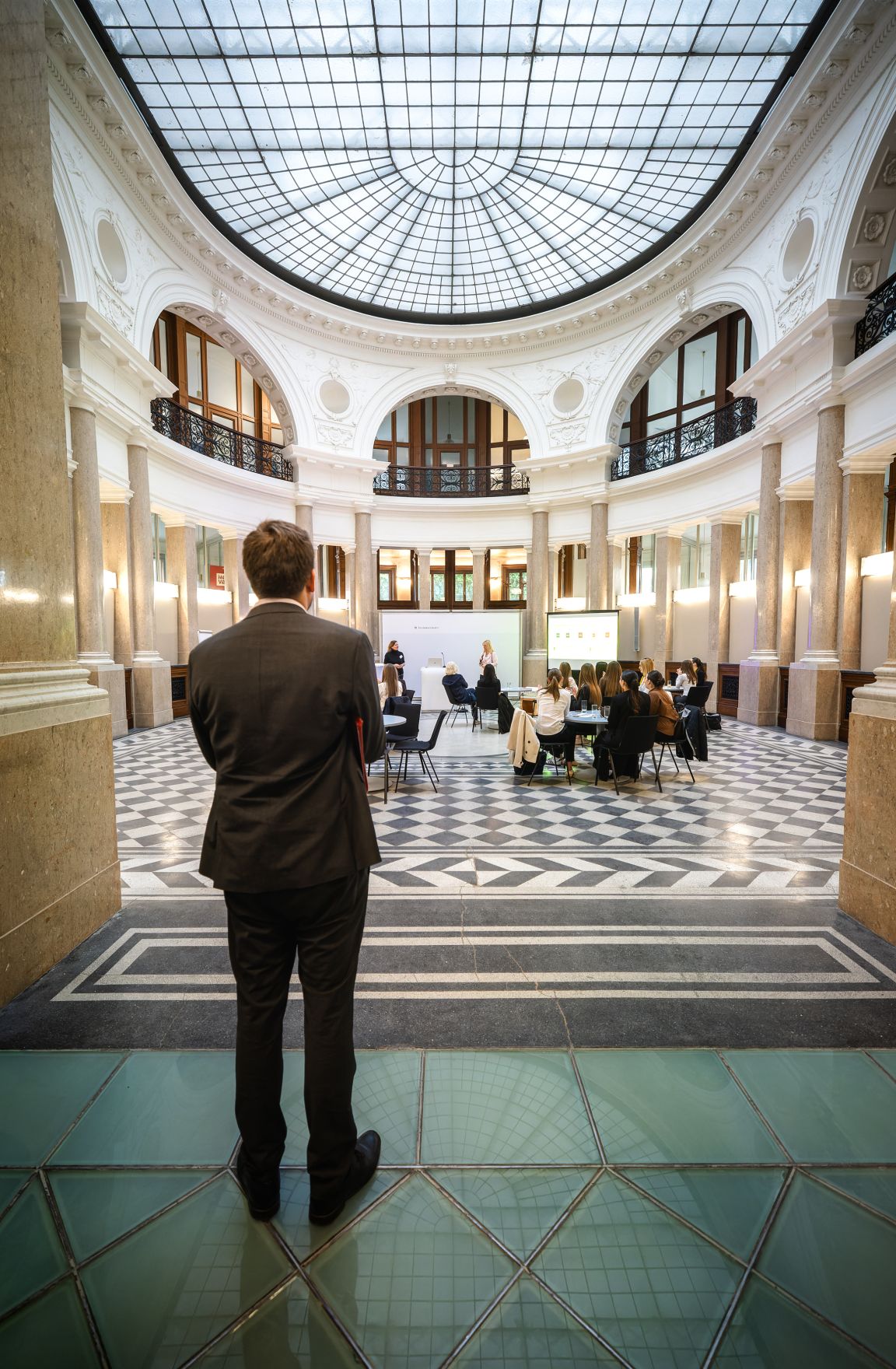 Am 23. April 2026 fand der Girls' Day im Bundeskanzleramt statt. Im Bild Staatssekret&auml;r Alexander Pr&ouml;ll (l.).
