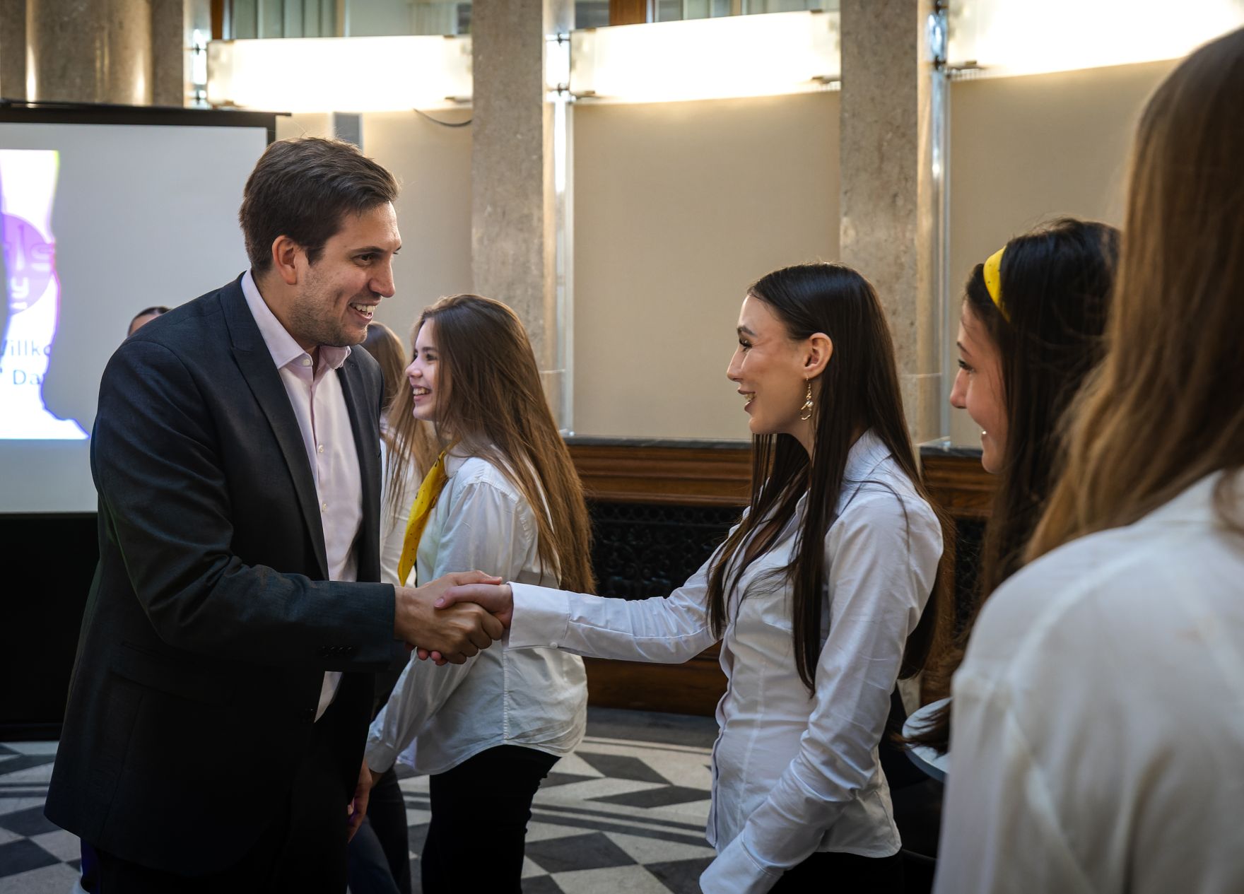 Am 23. April 2026 fand der Girls' Day im Bundeskanzleramt statt. Im Bild Staatssekret&auml;r Alexander Pr&ouml;ll (l.).