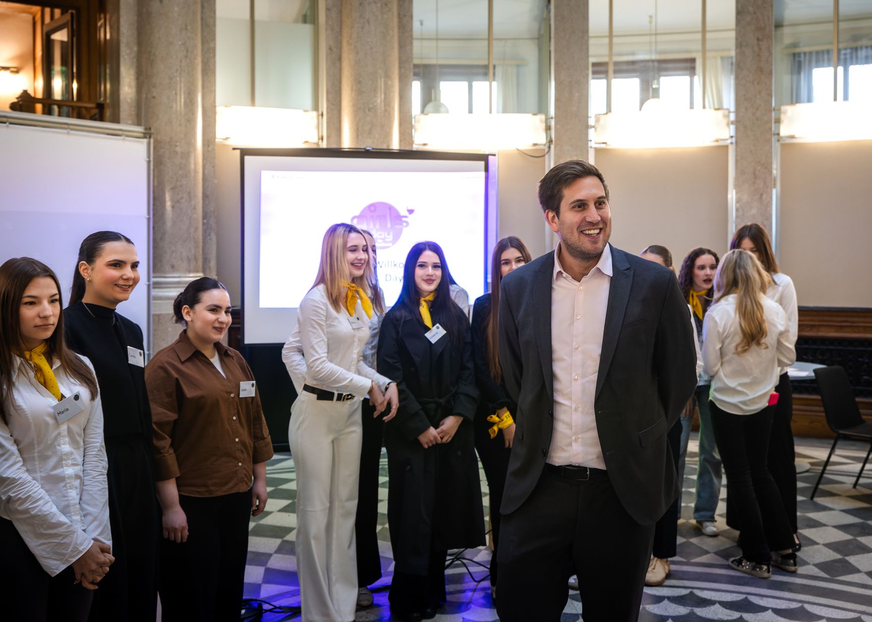 Am 23. April 2026 fand der Girls' Day im Bundeskanzleramt statt. Im Bild Staatssekret&auml;r Alexander Pr&ouml;ll (7.v.l.).
