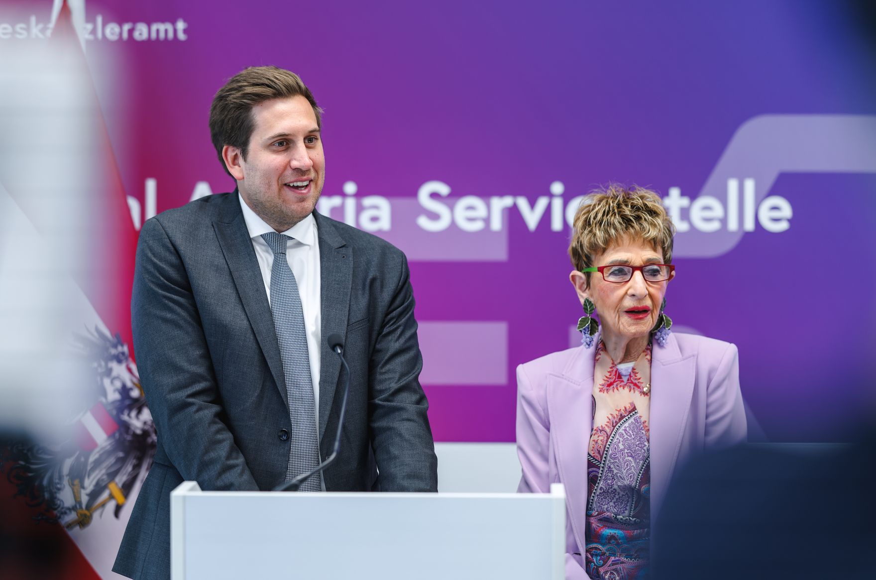 Am 27. April 2026 gab Staatssekret&auml;r Alexander Pr&ouml;ll (l.) gemeinsam mit der Pr&auml;sidentin und Bundesvorsitzenden des &Ouml;sterreichischen Seniorenbundes Ingrid Korosec (r.), eine Pressekonferenz zum Thema &bdquo;Pr&auml;sentation des Digi-Seniorenpakets&ldquo;.