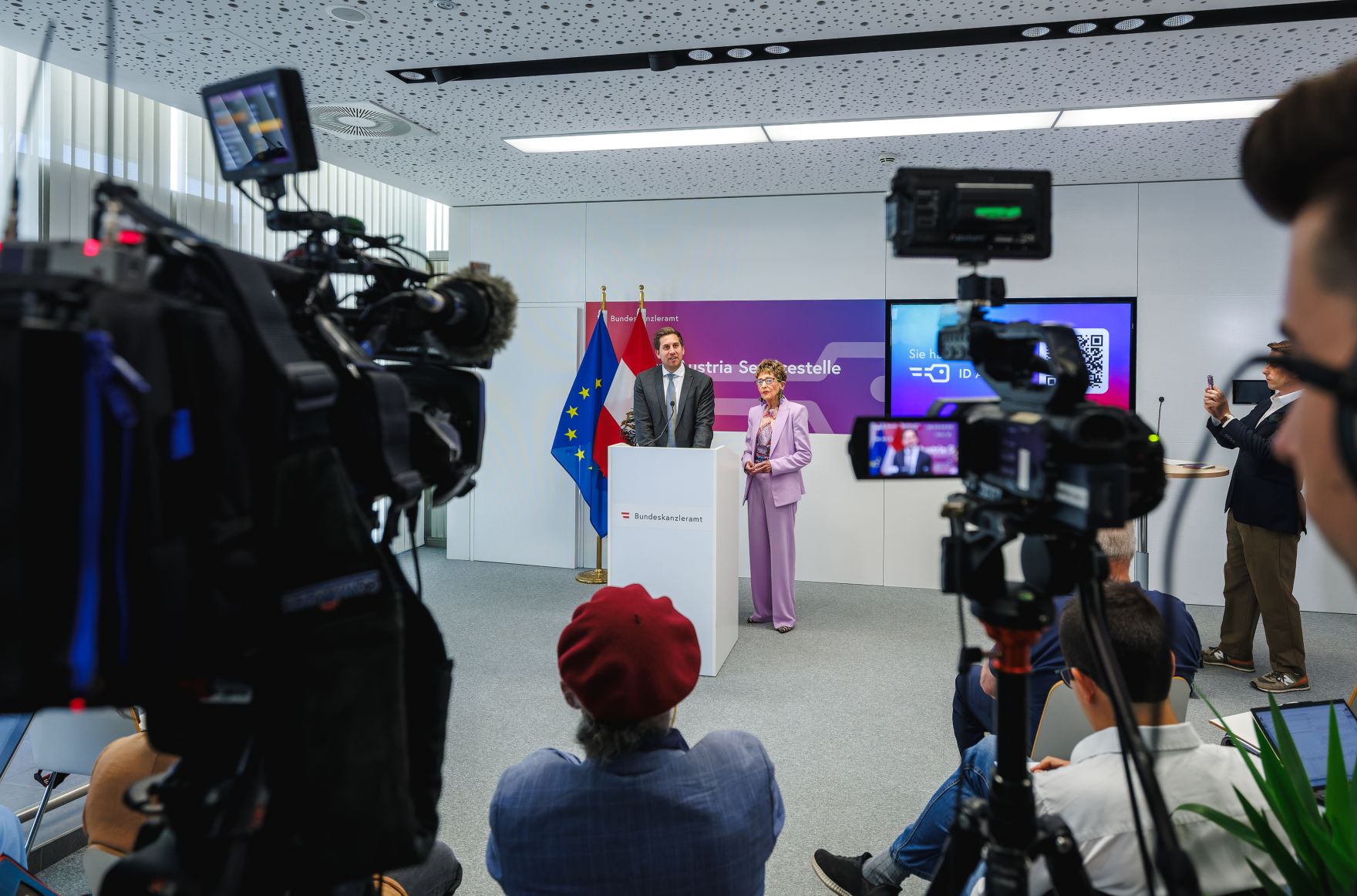 Am 27. April 2026 gab Staatssekret&auml;r Alexander Pr&ouml;ll (m.l.) gemeinsam mit der Pr&auml;sidentin und Bundesvorsitzenden des &Ouml;sterreichischen Seniorenbundes Ingrid Korosec (m.r.), eine Pressekonferenz zum Thema &bdquo;Pr&auml;sentation des Digi-Seniorenpakets&ldquo;.