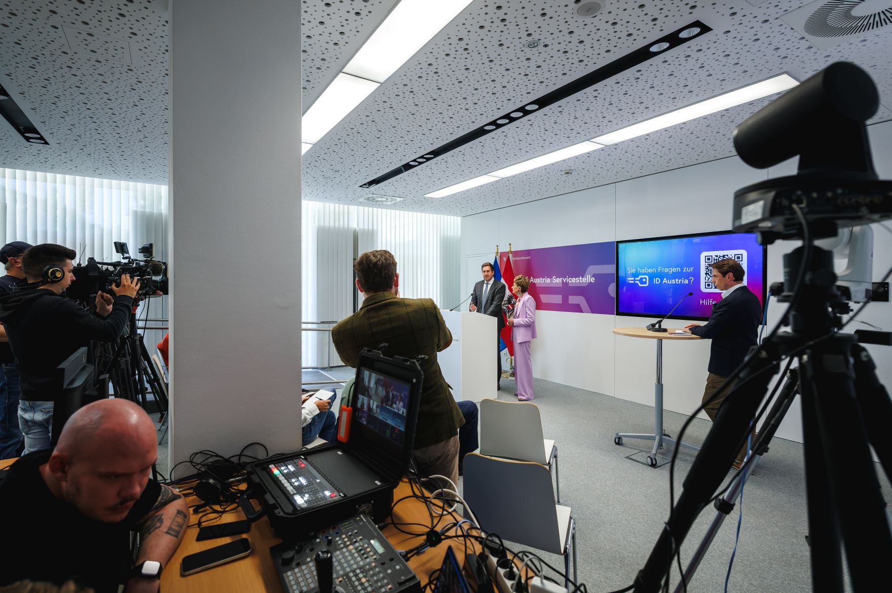 Am 27. April 2026 gab Staatssekret&auml;r Alexander Pr&ouml;ll (m.l.) gemeinsam mit der Pr&auml;sidentin und Bundesvorsitzenden des &Ouml;sterreichischen Seniorenbundes Ingrid Korosec (m.r.), eine Pressekonferenz zum Thema &bdquo;Pr&auml;sentation des Digi-Seniorenpakets&ldquo;.