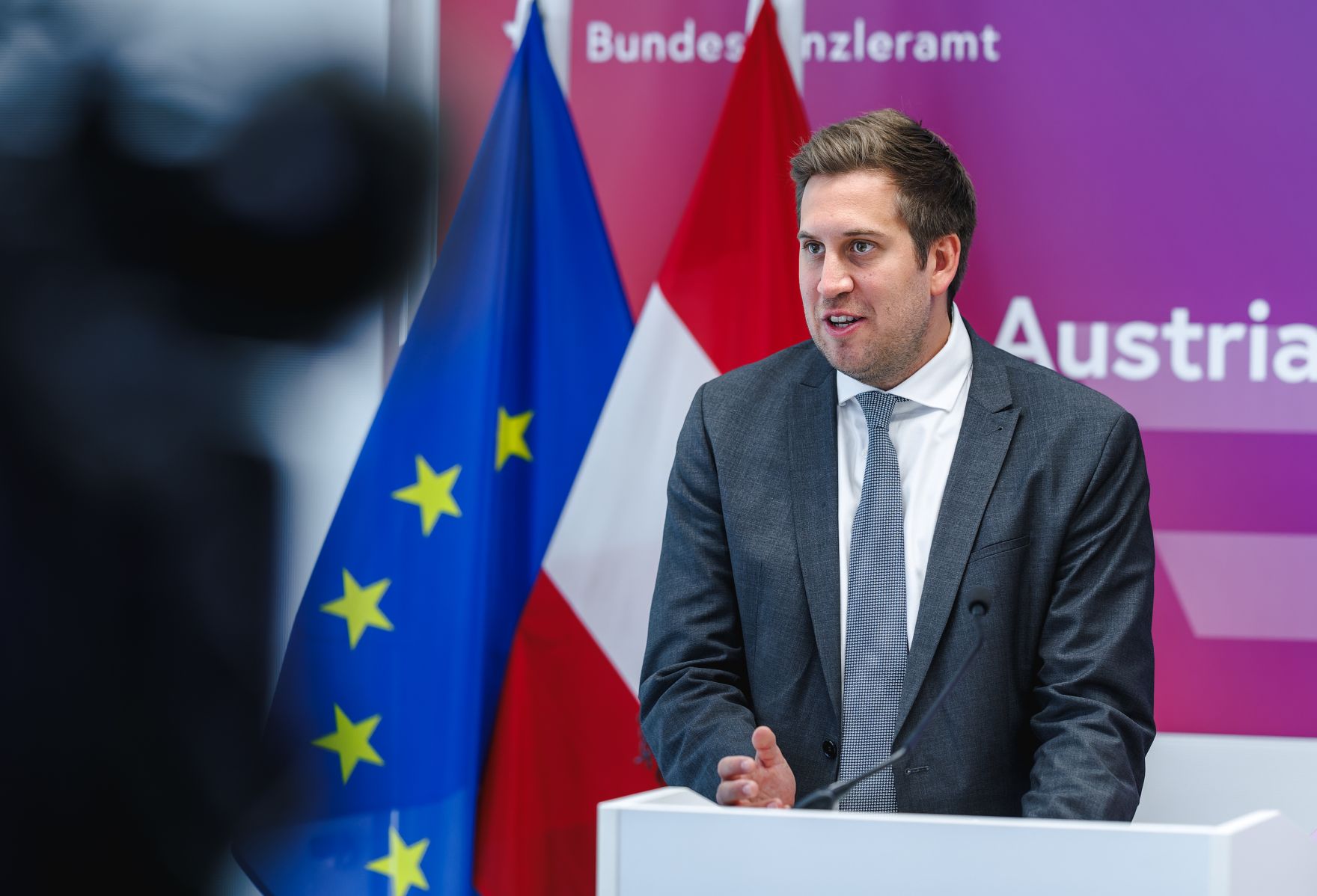 Am 27. April 2026 gab Staatssekret&auml;r Alexander Pr&ouml;ll (im Bild) gemeinsam mit der Pr&auml;sidentin und Bundesvorsitzenden des &Ouml;sterreichischen Seniorenbundes Ingrid Korosec, eine Pressekonferenz zum Thema &bdquo;Pr&auml;sentation des Digi-Seniorenpakets&ldquo;.