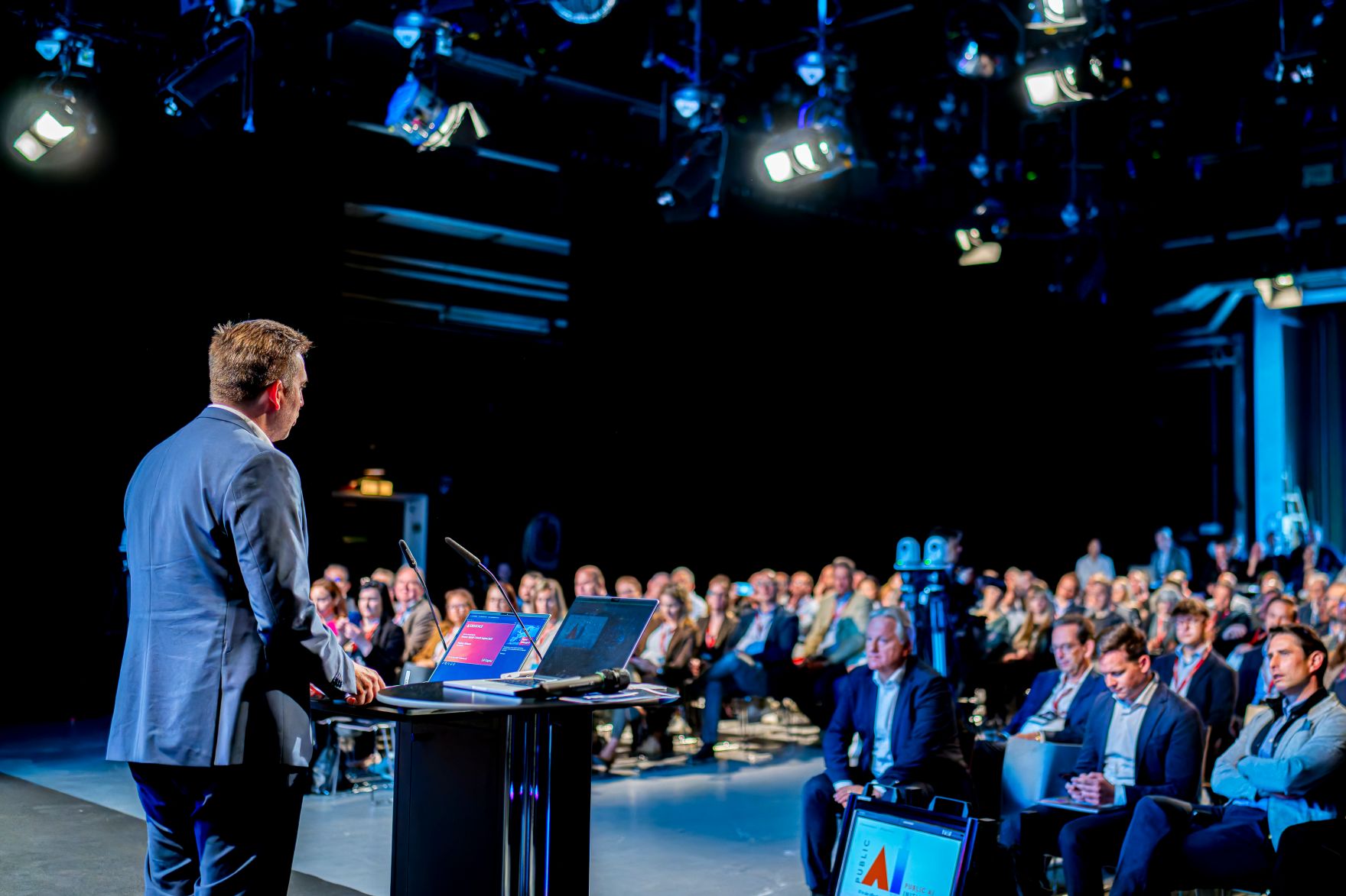 Am 28. April 2026 nahm Staatssekret&auml;r Alexander Pr&ouml;ll (l.) am ORF AI Day 2026 teil. Im Bild bei der Er&ouml;ffnungsrede.