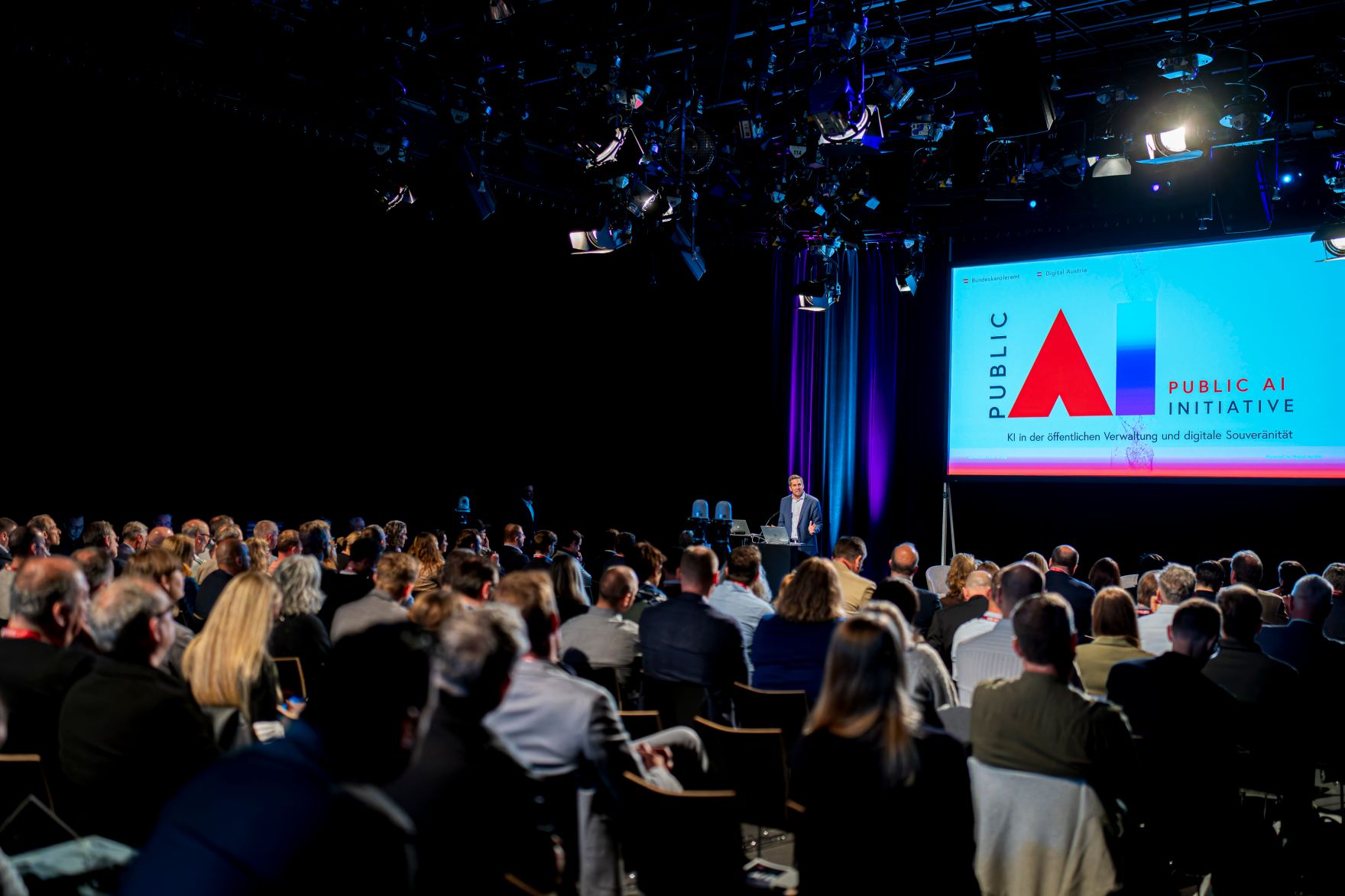 Am 28. April 2026 nahm Staatssekret&auml;r Alexander Pr&ouml;ll (m.l.) am ORF AI Day 2026 teil. Im Bild bei der Er&ouml;ffnungsrede.