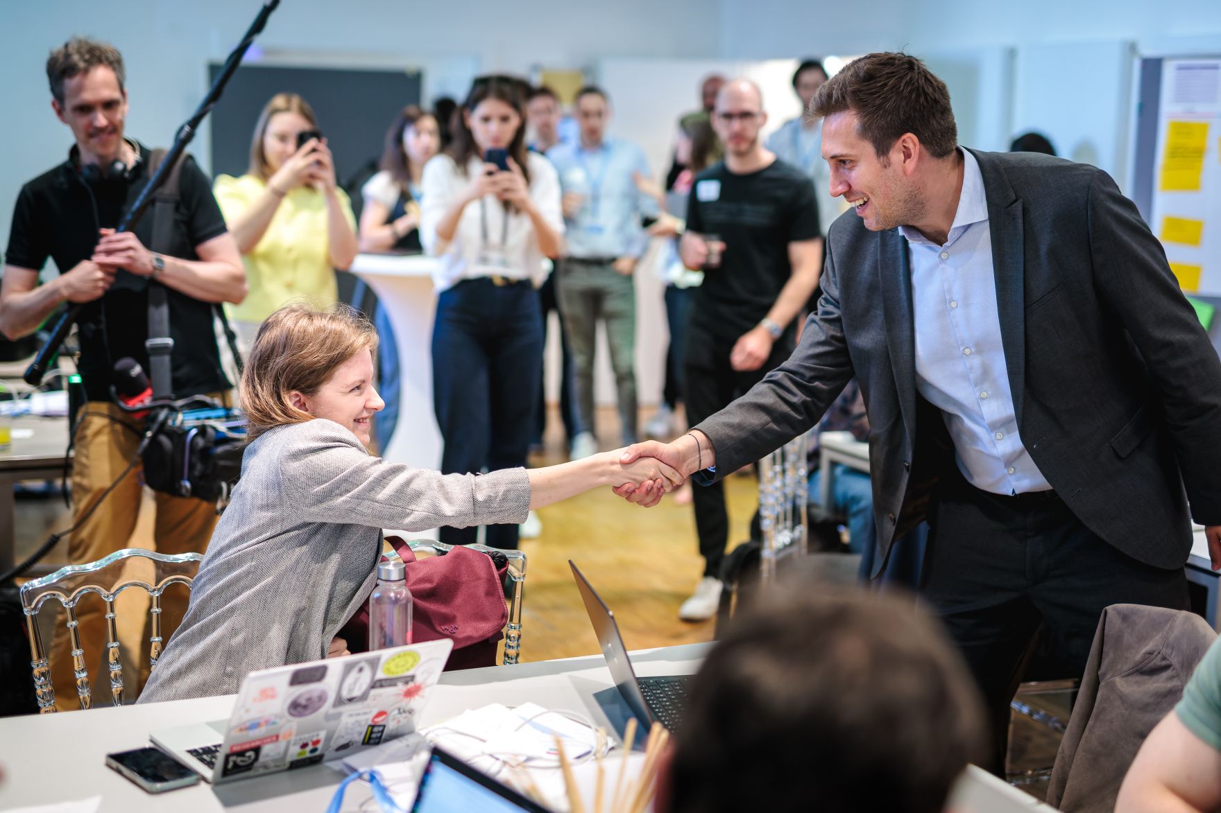 Am 5. Mai 2026 besuche Staatssekret&auml;r Alexander Pr&ouml;ll (r.) den Public AI Hackathon im Bundeskanzleramt.