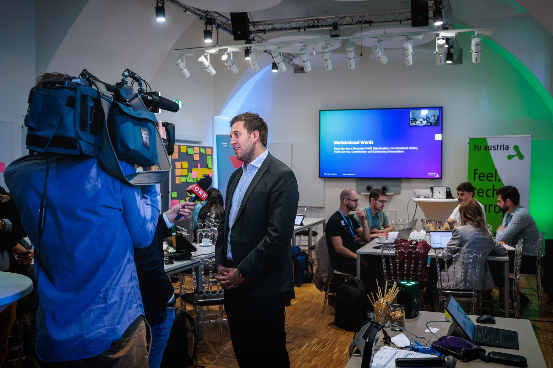 Am 5. Mai 2026 besuche Staatssekret&auml;r Alexander Pr&ouml;ll (m.) den Public AI Hackathon im Bundeskanzleramt.