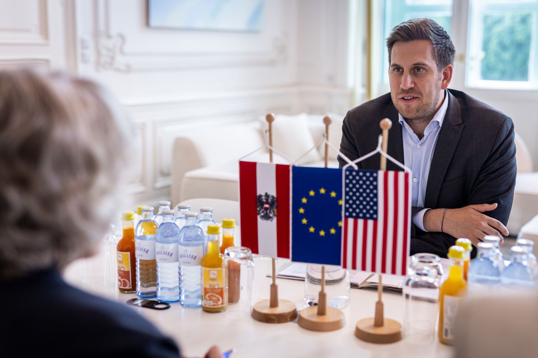 Am 7. Mai 2026 empfing Staatssekret&auml;r Alexander Pr&ouml;ll (r.) die US-Sondergesandte f&uuml;r Holocaustfragen Ellen Germain (l.) zu einem Arbeitsgespr&auml;ch im Bundeskanzleramt.