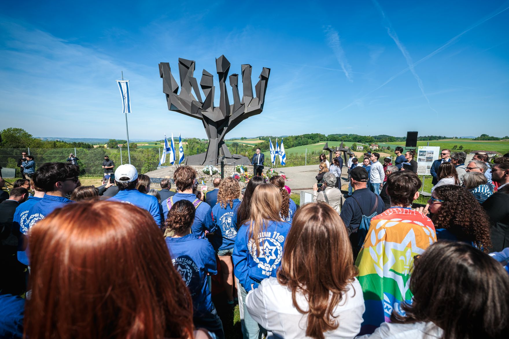 Am 10. Mai 2026 nahm Staatssekret&auml;r Alexander Pr&ouml;ll am Festakt zum Gedenken an die Befreiung des KZ-Gusen und KZ-Mauthausen teil. Im Bild David Roet (m.) israelische Botschafter in &Ouml;sterreich, bei einer Rede.