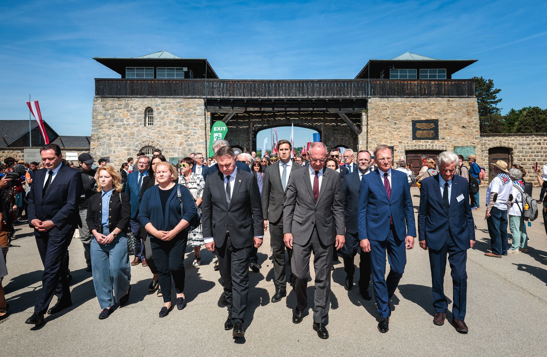 Am 10. Mai 2026 nahm Staatssekret&auml;r Alexander Pr&ouml;ll (m.) am Festakt zum Gedenken an die Befreiung des KZ-Gusen und KZ-Mauthausen teil. Im Bild gemeinsam mit Vizekanzler Andreas Babler (m.l.), Bundesminister Gerhard Karner (m.r.), Bundesministerin Korinna Schumann (3.v.l.), Bundesministerin Eva-Maria Holzleitner (2.v.l.), Bundesminister Norbert Totschnig (l.), Staatssekret&auml;r Josef Schellhorn (3.v.r.) und dem Landeshauptmann von Ober&ouml;sterreich Thomas Stelzer (r.).