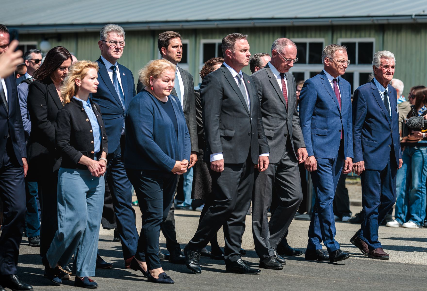 Am 10. Mai 2026 nahm Staatssekret&auml;r Alexander Pr&ouml;ll (m.l.) am Festakt zum Gedenken an die Befreiung des KZ-Gusen und KZ-Mauthausen teil. Im Bild gemeinsam mit Vizekanzler Andreas Babler (m.), Bundesminister Gerhard Karner (3.v.r.), Bundesministerin Korinna Schumann (2.v.l.), Bundesministerin Eva-Maria Holzleitner (l.) und dem Landeshauptmann von Ober&ouml;sterreich Thomas Stelzer (2.v.r.).