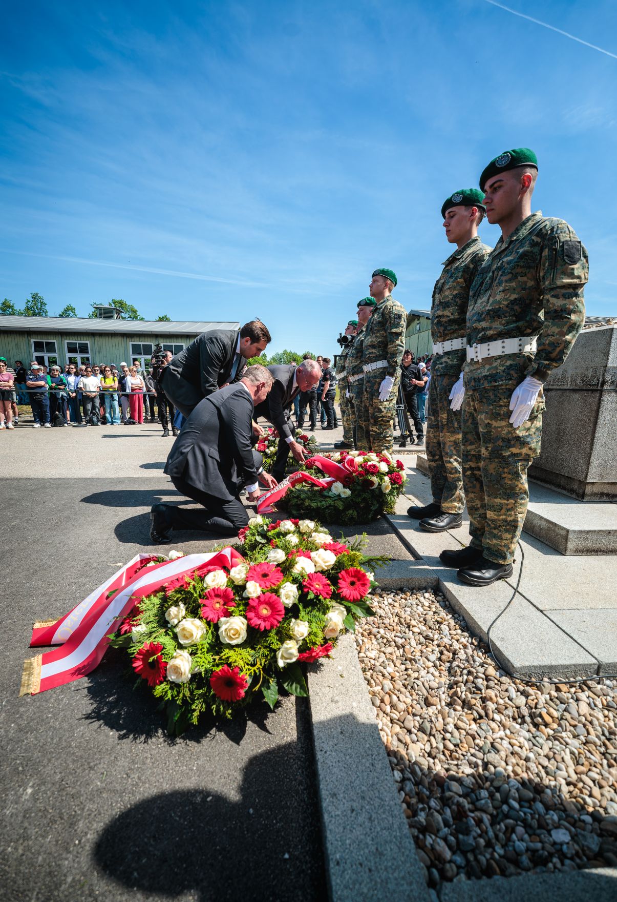 Am 10. Mai 2026 nahm Staatssekret&auml;r Alexander Pr&ouml;ll (m.l.) am Festakt zum Gedenken an die Befreiung des KZ-Gusen und KZ-Mauthausen teil. Im Bild gemeinsam mit Vizekanzler Andreas Babler (m.) und Bundesminister Gerhard Karner (m.r.).