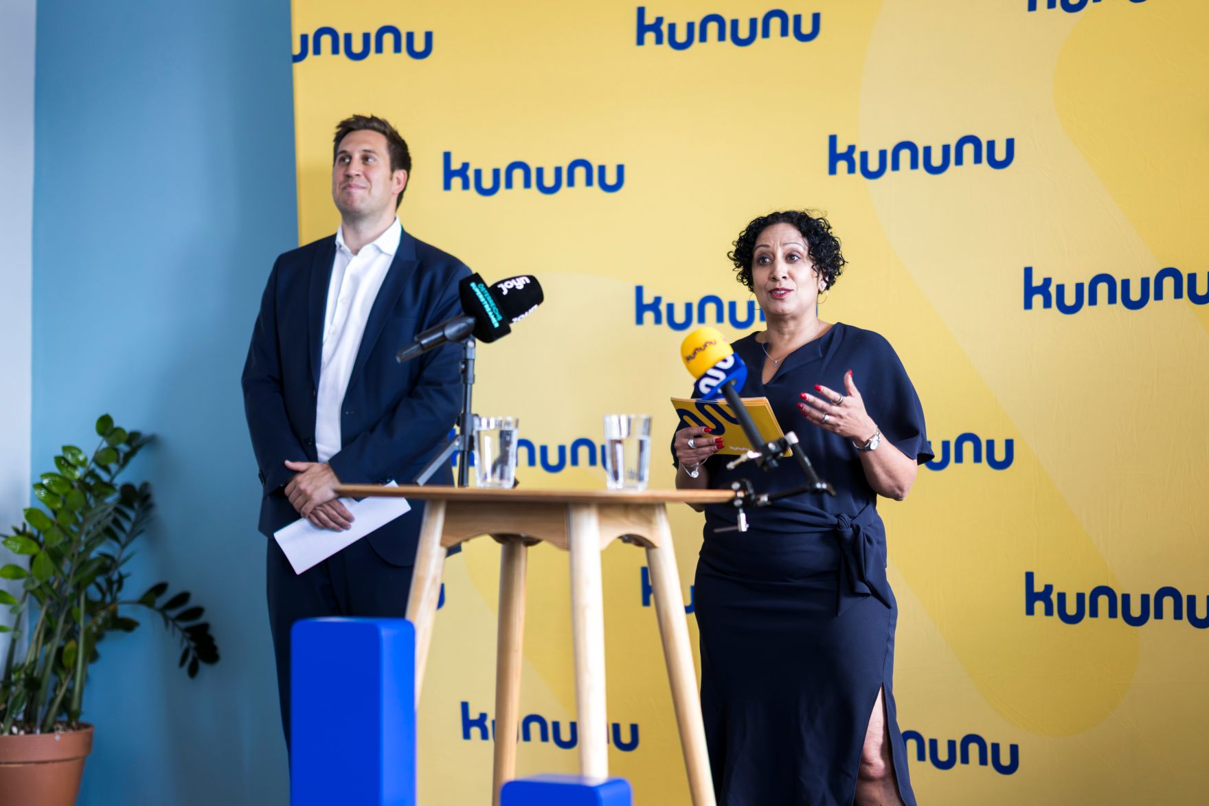 Am 13. Mai 2026 besuchte Staatssekret&auml;r Alexander Pr&ouml;ll (l.) die Kommunikationszentrale der kununu Austria GmbH.