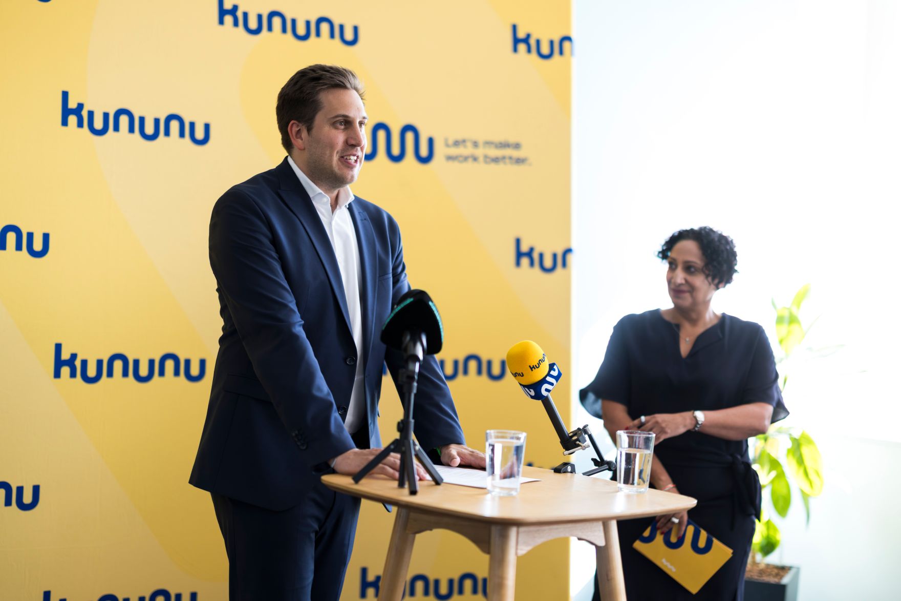 Am 13. Mai 2026 besuchte Staatssekret&auml;r Alexander Pr&ouml;ll (l.) die Kommunikationszentrale der kununu Austria GmbH.