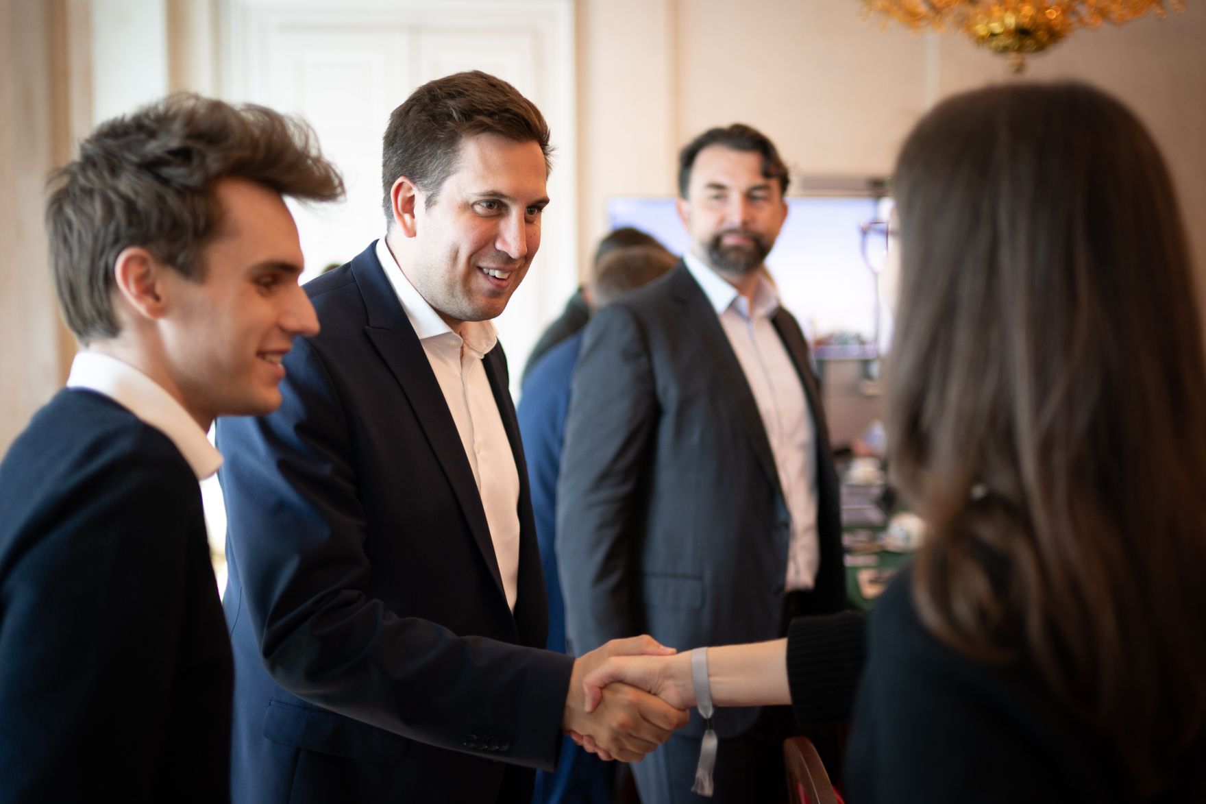 Am 13. Mai 2026 nahm Staatssekret&auml;r Alexander Pr&ouml;ll (m.l.) am Roundtable zur Altersverifikation &bdquo;digitale Plattformen&ldquo; im Bundeskanzleramt teil.