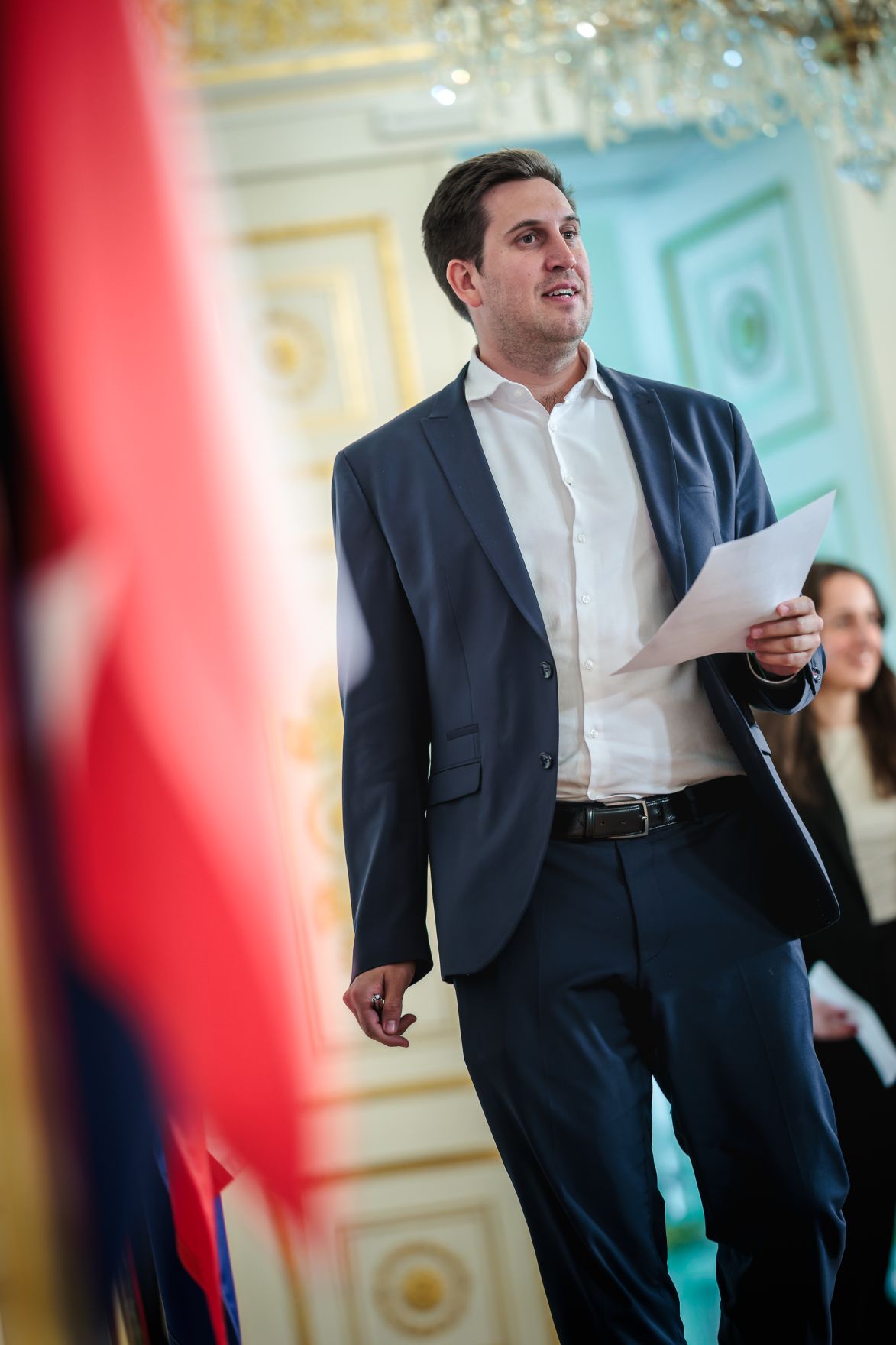 Am 13. Mai 2026 nahm Staatssekret&auml;r Alexander Pr&ouml;ll (im Bild) am Roundtable zur Altersverifikation &bdquo;digitale Plattformen&ldquo; im Bundeskanzleramt teil. Im Bild beim Doorstep.