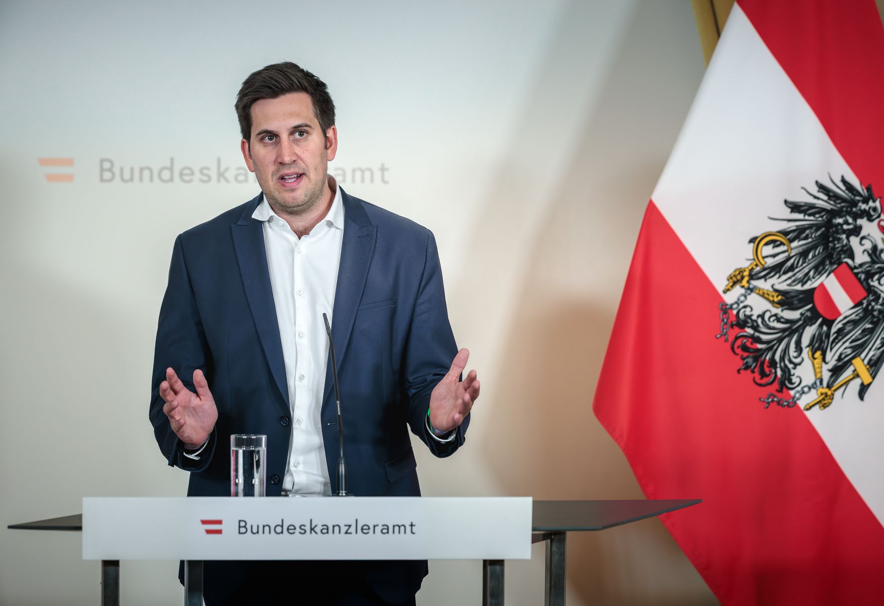 Am 13. Mai 2026 nahm Staatssekret&auml;r Alexander Pr&ouml;ll (im Bild) am Roundtable zur Altersverifikation &bdquo;digitale Plattformen&ldquo; im Bundeskanzleramt teil. Im Bild beim Doorstep.
