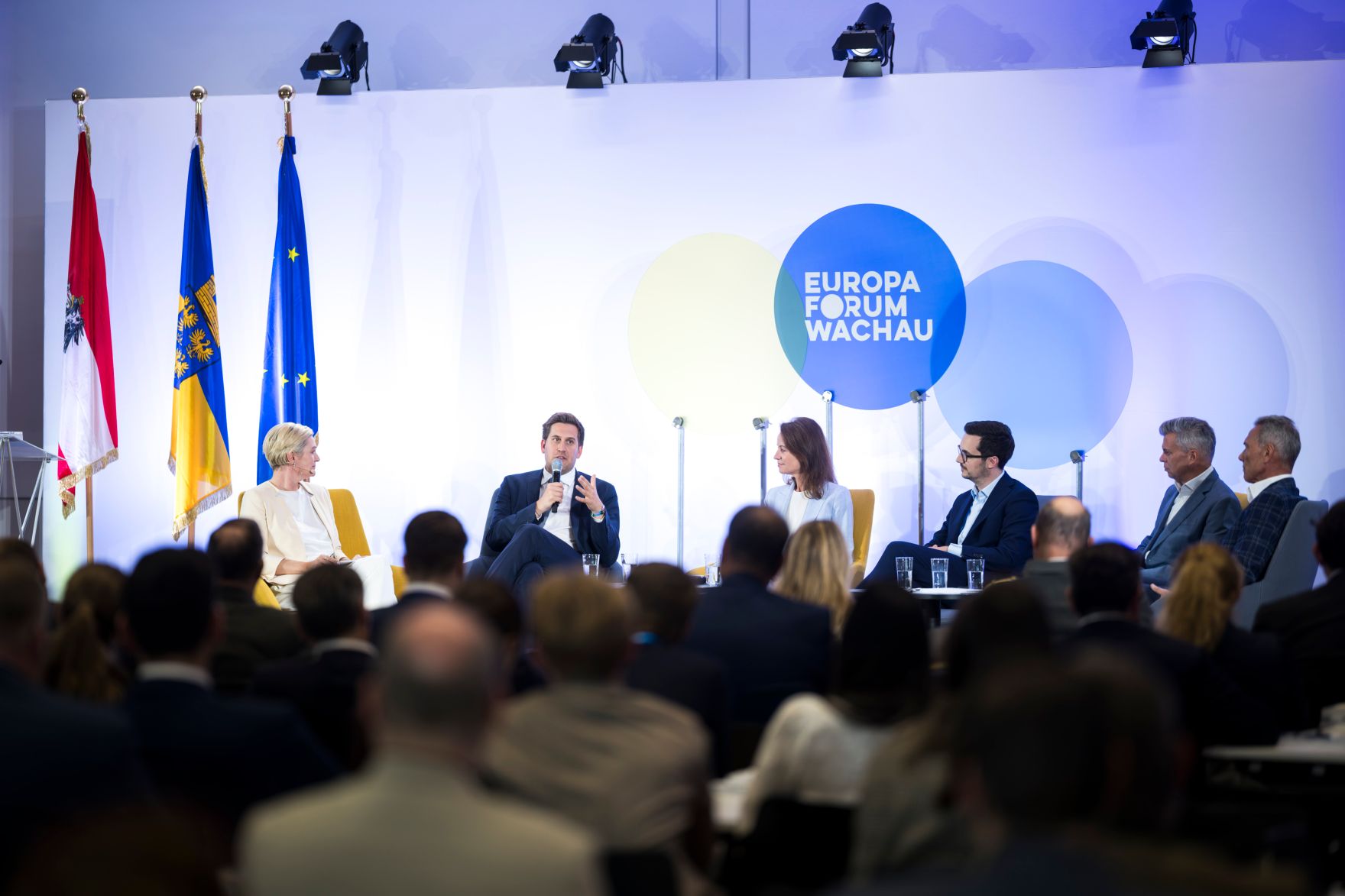 Am 19. Mai 2026 nahm Staatssekret&auml;r Alexander Pr&ouml;ll (m.l.) am Europa-Forum Wachau teil. Im Bild bei einer Paneldiskussion mit Patricia Neumann (m.r.) Alexander Windbichler (3.v.r.), Michael Krammer (2.v.r) und Thomas Arnoldner (r.).