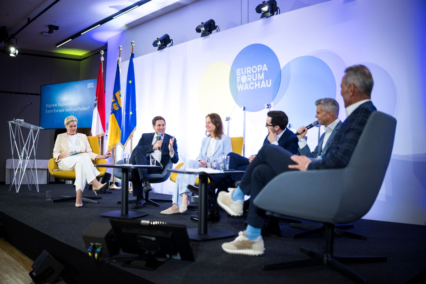 Am 19. Mai 2026 nahm Staatssekret&auml;r Alexander Pr&ouml;ll (m.l.) am Europa-Forum Wachau teil. Im Bild bei einer Paneldiskussion mit Patricia Neumann (m.r.) Alexander Windbichler (3.v.r.), Michael Krammer (2.v.r) und Thomas Arnoldner (r.).