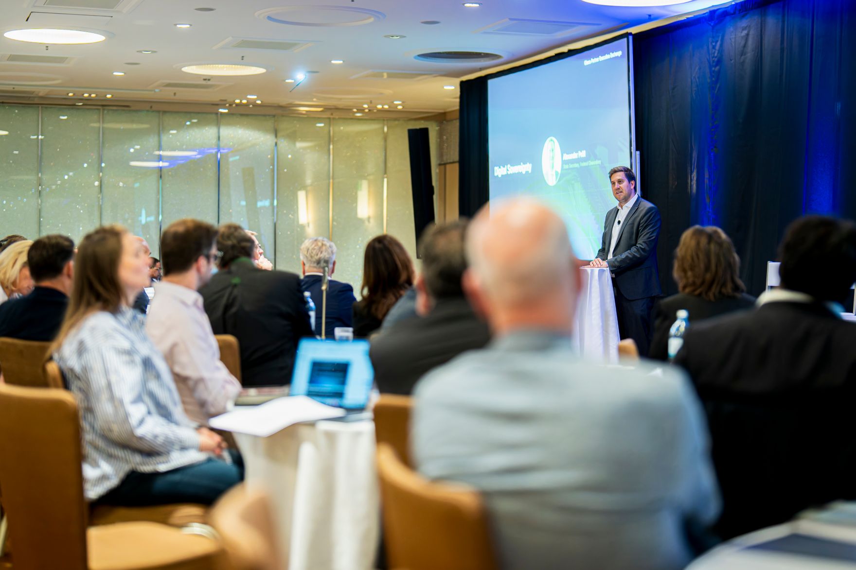 Am 21. Mai 2026 besuchte Staatssekret&auml;r Alexander Pr&ouml;ll (r.) im Rahmen der Digitalen Souver&auml;nit&auml;t Cisco Partner. Im Bild bei der Er&ouml;ffnungsrede.