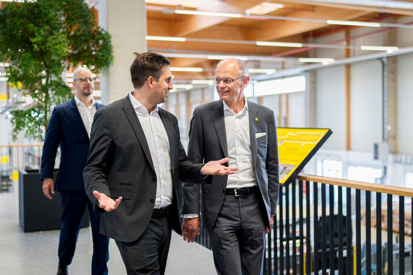 Am 27. Mai 2026 besuchte Staatssekret&auml;r Alexander Pr&ouml;ll (m.) das Logistikzentrum der &Ouml;sterreichischen Post AG. Im Bild mit dem CEO der &Ouml;sterreichischen Post AG Walter Oblin (r.).