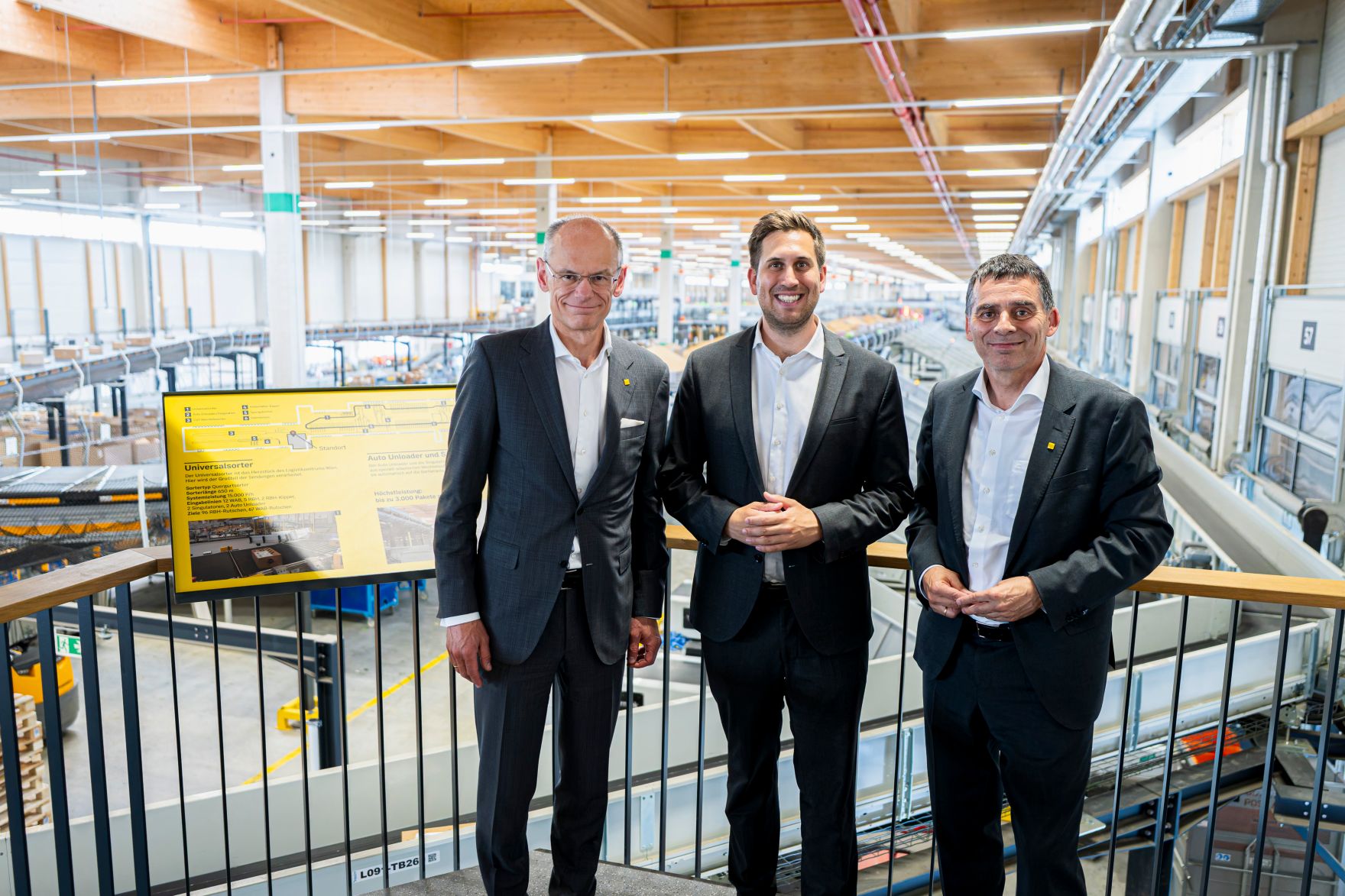 Am 27. Mai 2026 besuchte Staatssekret&auml;r Alexander Pr&ouml;ll (m.) das Logistikzentrum der &Ouml;sterreichischen Post AG. Im Bild mit dem CEO der &Ouml;sterreichischen Post AG Walter Oblin (l.).