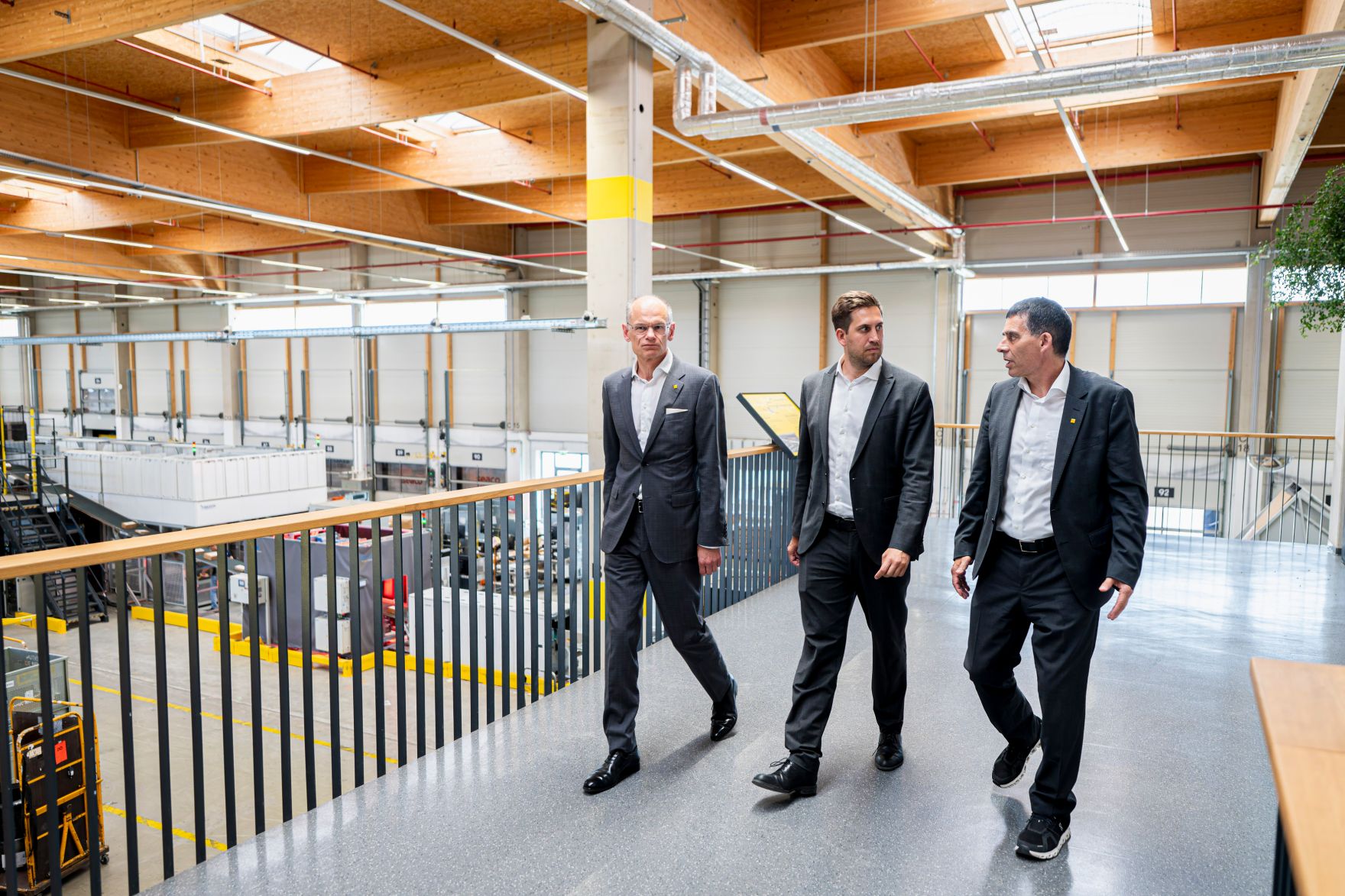 Am 27. Mai 2026 besuchte Staatssekret&auml;r Alexander Pr&ouml;ll (m.) das Logistikzentrum der &Ouml;sterreichischen Post AG. Im Bild mit dem CEO AG der &Ouml;sterreichischen Post Walter Oblin (l.).