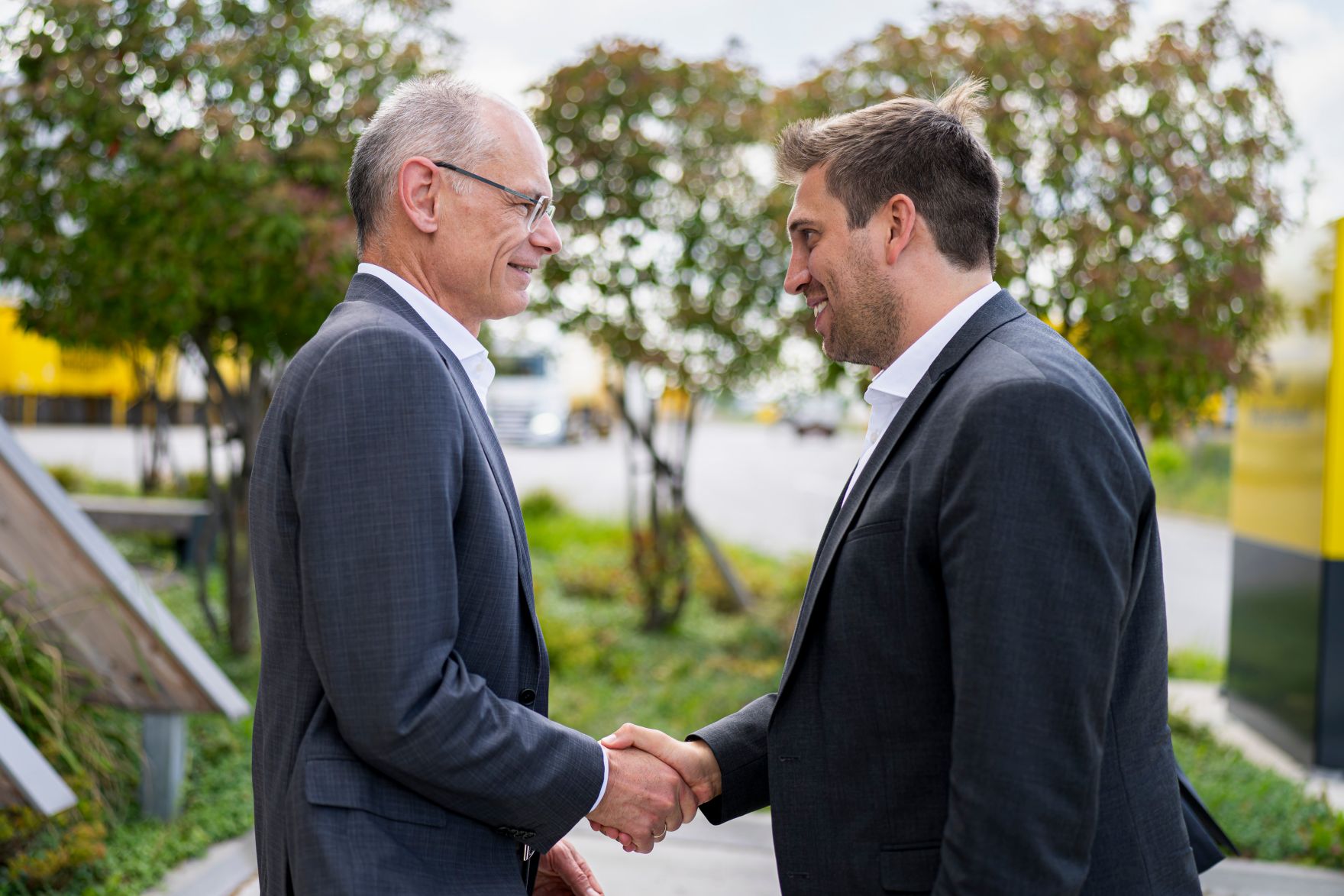 Am 27. Mai 2026 besuchte Staatssekret&auml;r Alexander Pr&ouml;ll (r.) das Logistikzentrum der &Ouml;sterreichischen Post AG. Im Bild mit dem CEO der &Ouml;sterreichischen Post AG Walter Oblin (l.).