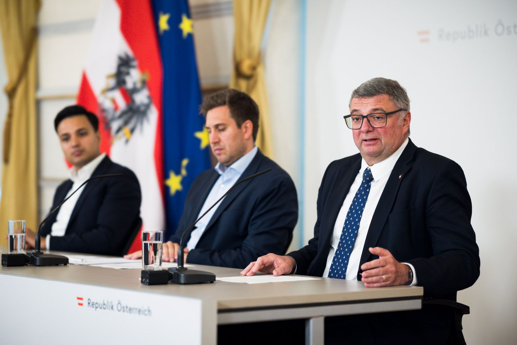 Am 3. Juni 2026 nahmen Staatssekret&auml;r Alexander Pr&ouml;ll (m.), Staatssekret&auml;r J&ouml;rg Leichtfried (r.) und Klubobmann Yannik Shetty (l.) am Pressefoyer nach dem Ministerrat teil.