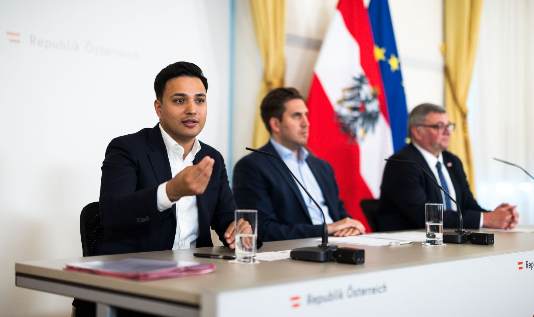 Am 3. Juni 2026 nahmen Staatssekret&auml;r Alexander Pr&ouml;ll (m.), Staatssekret&auml;r J&ouml;rg Leichtfried (r.) und Klubobmann Yannik Shetty (l.) am Pressefoyer nach dem Ministerrat teil.