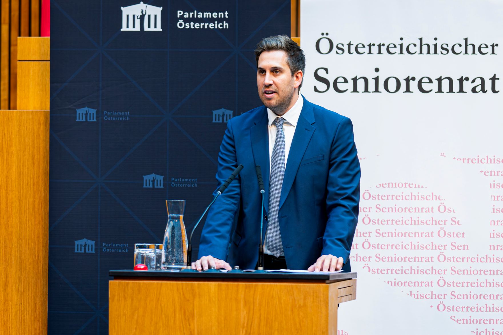 Am 9. Juli 2026 hielt Staatssekret&auml;r Alexander Pr&ouml;ll (im Bild) eine Rede bei einer Veranstaltung zu 50 Jahre Seniorenbund im Parlament.