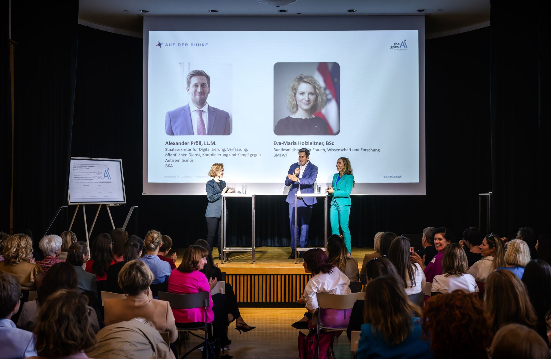 Am 15. Juni nahm Staatssekret&auml;r Alexander Pr&ouml;ll (m.) am Netzwerkforum "She goes AI - Connect" im Weltmuseum teil. Im Bild mit Moderatorin Ina Sabitzer (r.) und Bundesministerin Eva-Maria Holzleitner (l.).
