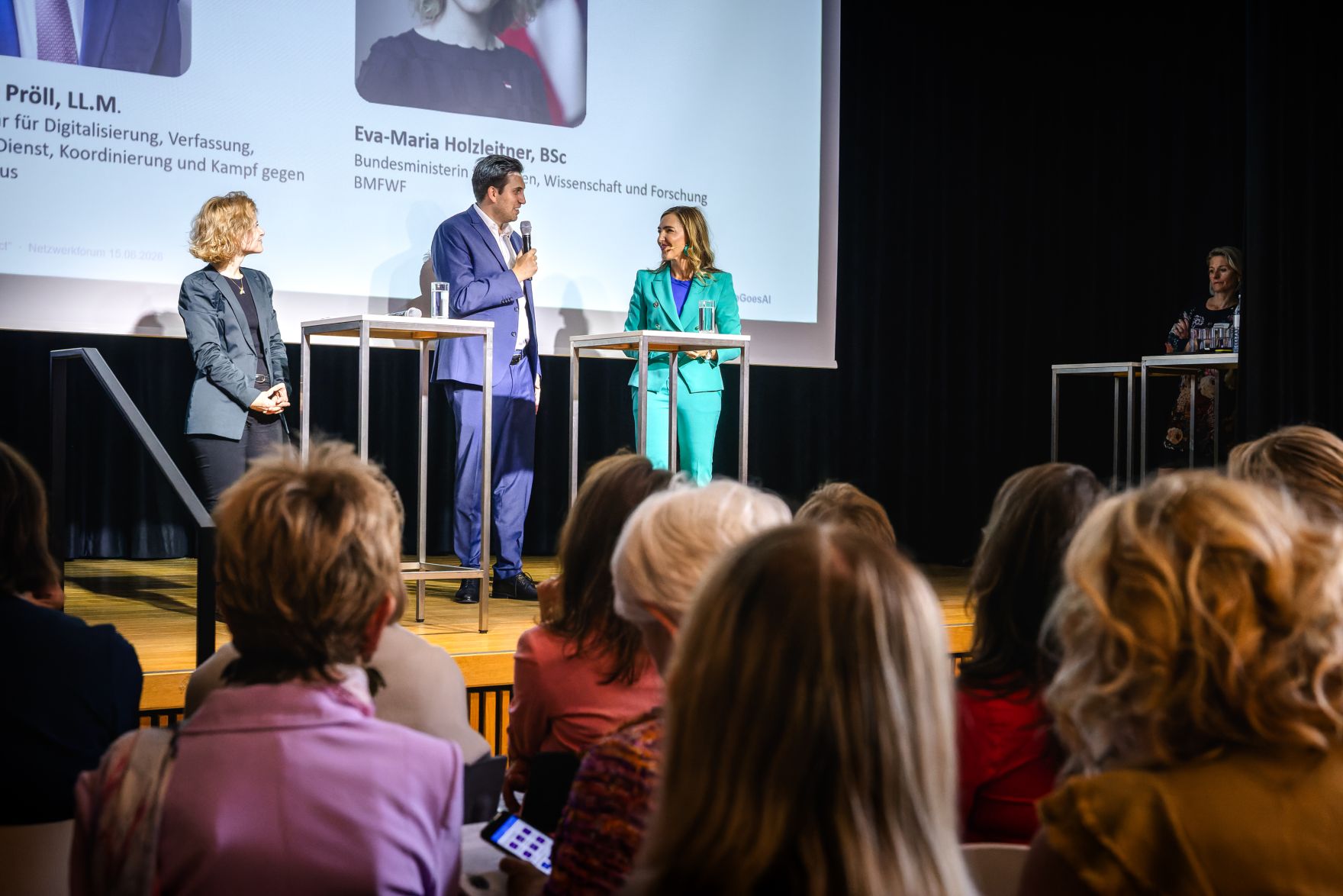 Am 15. Juni nahm Staatssekret&auml;r Alexander Pr&ouml;ll (m.) am Netzwerkforum "She goes AI - Connect" im Weltmuseum teil. Im Bild mit Moderatorin Ina Sabitzer (r.) und Bundesministerin Eva-Maria Holzleitner (l.).