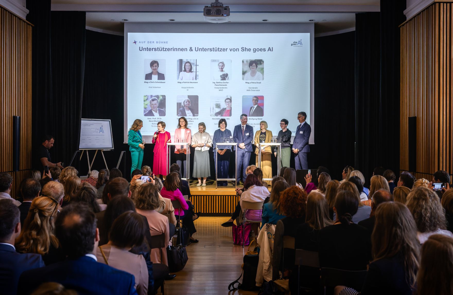 Am 15. Juni nahm Staatssekret&auml;r Alexander Pr&ouml;ll am Netzwerkforum "She goes AI - Connect" im Weltmuseum teil. Im Bild (von links nach rechts) Moderatorin Ina Sabitzer, Doris Schmidauer, Patricia Neumann, Bettina Dorfer-Pauschenwein, Petra Draxl, Horst Bischof, Martina Mara, Henriette Spyra und Wolfgang Ebner.