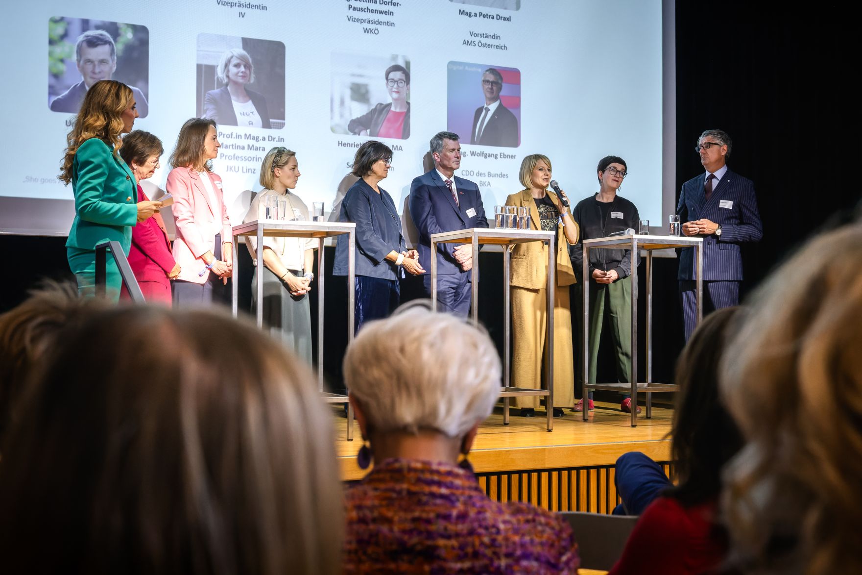 Am 15. Juni nahm Staatssekret&auml;r Alexander Pr&ouml;ll am Netzwerkforum "She goes AI - Connect" im Weltmuseum teil. Im Bild (von links nach rechts) Moderatorin Ina Sabitzer, Doris Schmidauer, Patricia Neumann, Bettina Dorfer-Pauschenwein, Petra Draxl, Horst Bischof, Martina Mara, Henriette Spyra und Wolfgang Ebner.