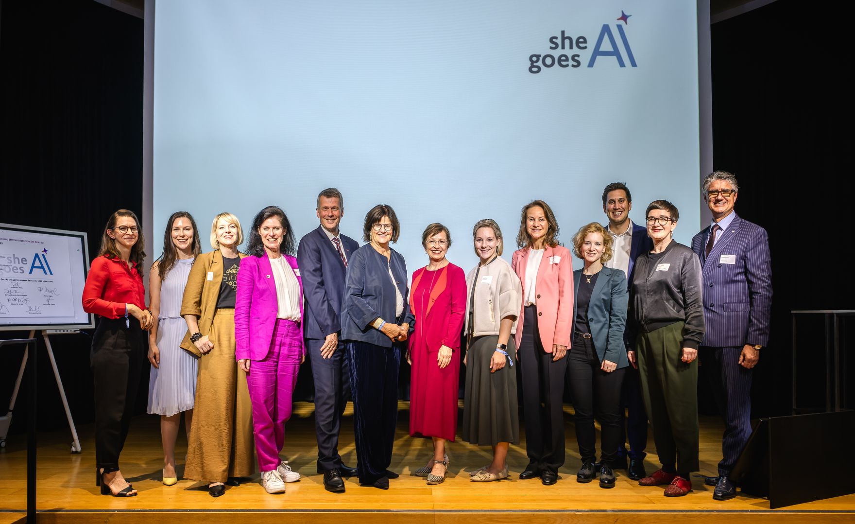 Am 15. Juni nahm Staatssekret&auml;r Alexander Pr&ouml;ll (3.v.r.) am Netzwerkforum "She goes AI - Connect" im Weltmuseum teil. Im Bild (von links nach rechts) Alexandra Clarnau, Stephanie Jakoubi, Martina Mara, Ingrid Heschl, Horst Bischof, Petra Draxl, Doris Schmidauer, Bettina Dorfer-Pauschenwein, Patricia Neumann, Bundesministerin Eva-Maria Holzleitner, Henriette Spyra und Wolfgang Ebner.
