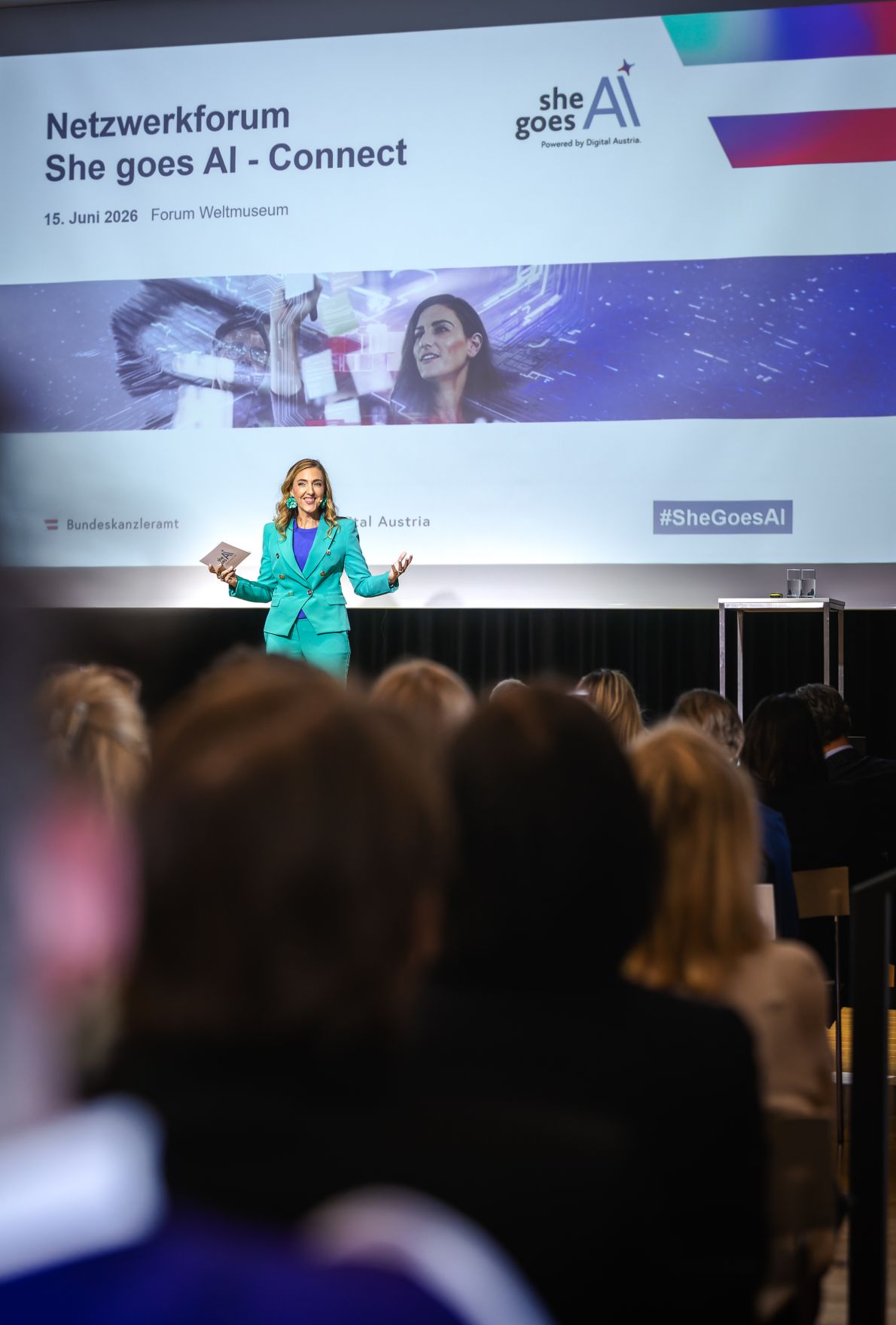 Am 15. Juni nahm Staatssekret&auml;r Alexander Pr&ouml;ll am Netzwerkforum "She goes AI - Connect" im Weltmuseum teil. Im Bild Moderatorin Ina Sabitzer.