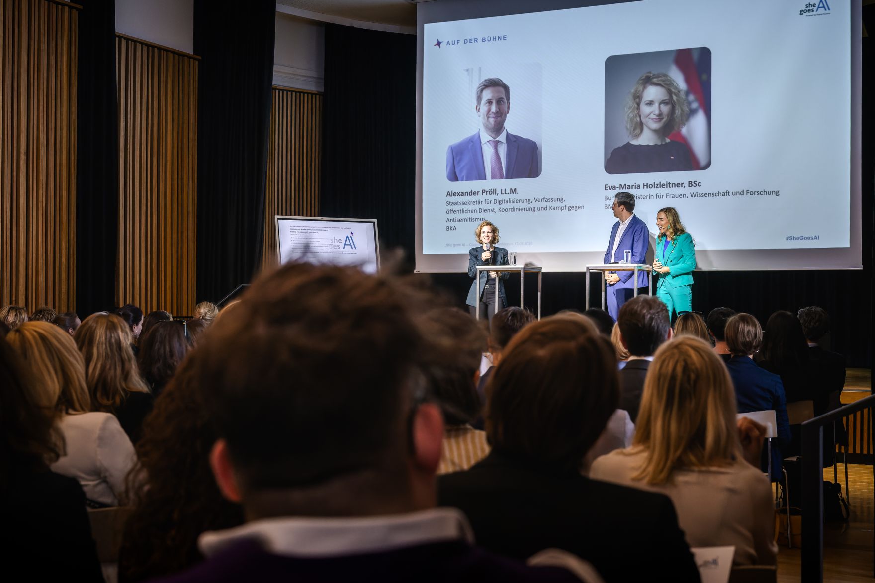 Am 15. Juni nahm Staatssekret&auml;r Alexander Pr&ouml;ll (m.) am Netzwerkforum "She goes AI - Connect" im Weltmuseum teil. Im Bild mit Moderatorin Ina Sabitzer (r.) und Bundesministerin Eva-Maria Holzleitner (l.).