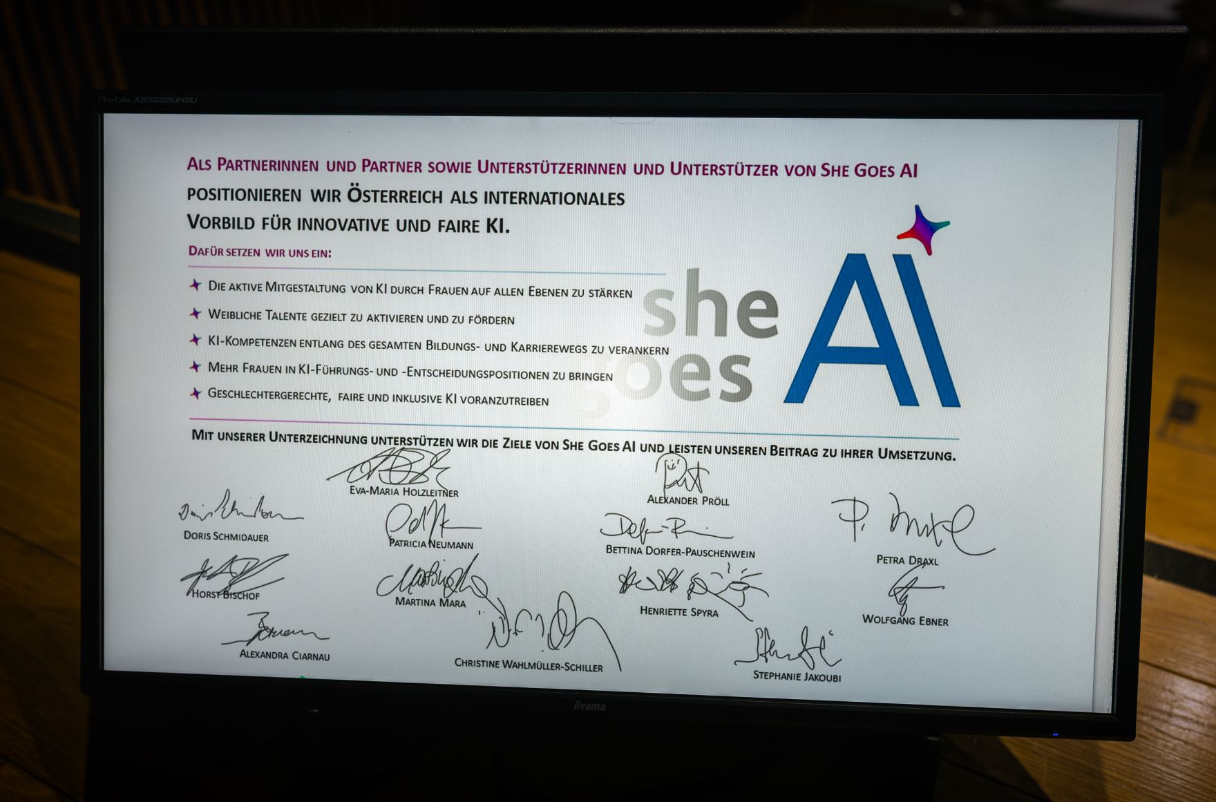 Am 15. Juni nahm Staatssekret&auml;r Alexander Pr&ouml;ll am Netzwerkforum "She goes AI - Connect" im Weltmuseum teil. Im Bild die unterschriebene &bdquo;She goes AI&ldquo; - Charta.