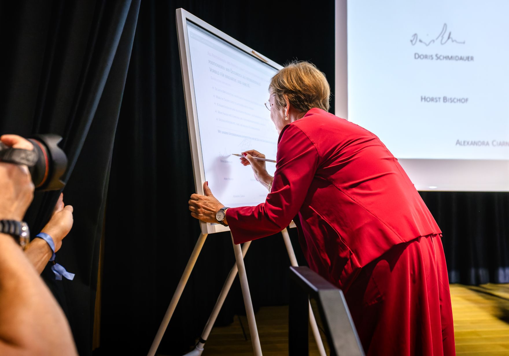 Am 15. Juni nahm Staatssekret&auml;r Alexander Pr&ouml;ll am Netzwerkforum "She goes AI - Connect" im Weltmuseum teil. Im Bild Doris Schmidauer beim unterschreiben der &bdquo;She goes AI&ldquo; - Charta.