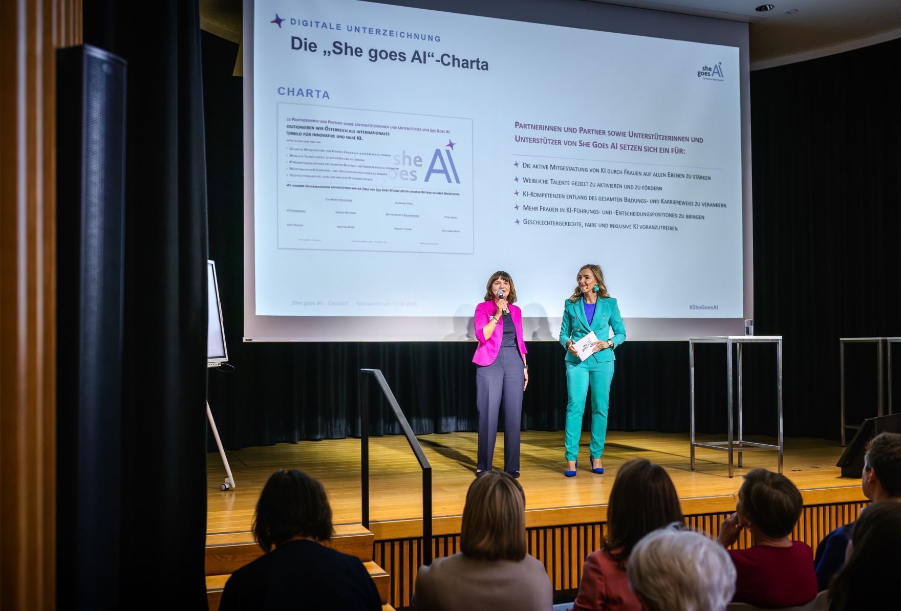 Am 15. Juni nahm Staatssekret&auml;r Alexander Pr&ouml;ll am Netzwerkforum "She goes AI - Connect" im Weltmuseum teil. Im Bild Moderatorin Ina Sabitzer (r.) und Heidrun Strohmeyer (l.).
