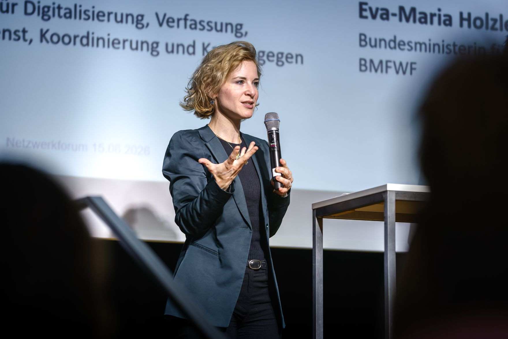 Am 15. Juni nahm Staatssekret&auml;r Alexander Pr&ouml;ll am Netzwerkforum "She goes AI - Connect" im Weltmuseum teil. Im Bild Bundesministerin Eva-Maria Holzleitner.