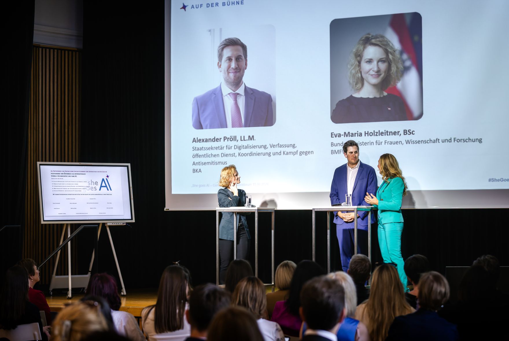 Am 15. Juni nahm Staatssekret&auml;r Alexander Pr&ouml;ll (m.) am Netzwerkforum "She goes AI - Connect" im Weltmuseum teil. Im Bild mit Moderatorin Ina Sabitzer (r.) und Bundesministerin Eva-Maria Holzleitner (l.).