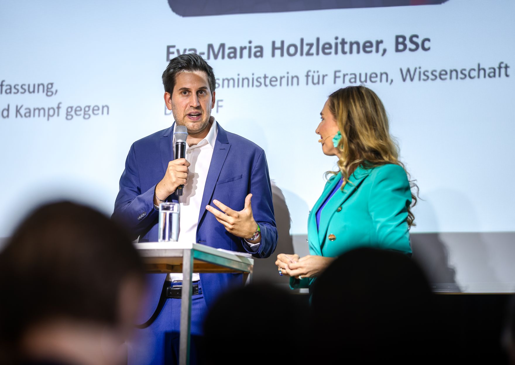Am 15. Juni nahm Staatssekret&auml;r Alexander Pr&ouml;ll (l.) am Netzwerkforum "She goes AI - Connect" im Weltmuseum teil. Im Bild mit Moderatorin Ina Sabitzer (r.).