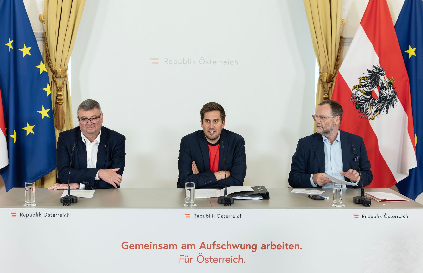 Am 17. Juni 2026 nahmen Staatssekret&auml;r Alexander Pr&ouml;ll (m.), Staatssekret&auml;r J&ouml;rg Leichtfried (l.) und Staatssekret&auml;r Josef Schellhorn (r.) am Pressefoyer nach dem Ministerrat teil.