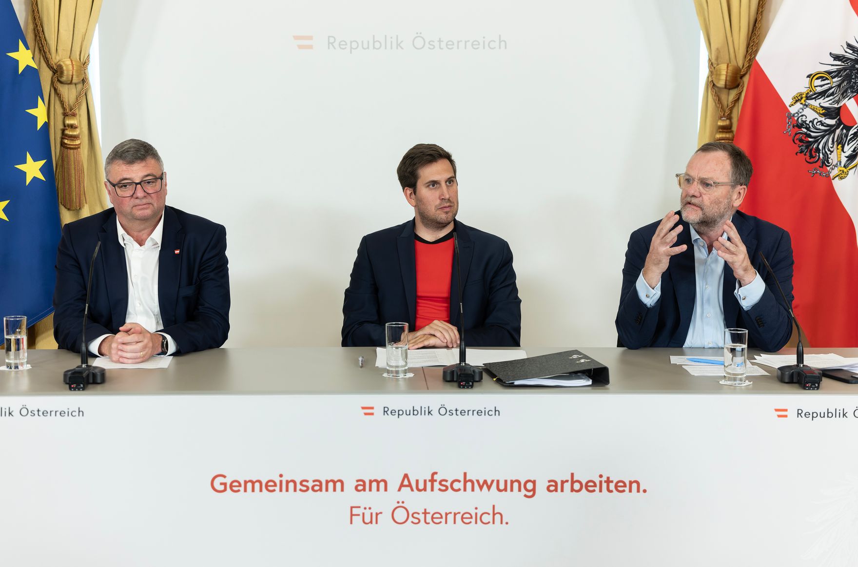 Am 17. Juni 2026 nahmen Staatssekret&auml;r Alexander Pr&ouml;ll (m.), Staatssekret&auml;r J&ouml;rg Leichtfried (l.) und Staatssekret&auml;r Josef Schellhorn (r.) am Pressefoyer nach dem Ministerrat teil.