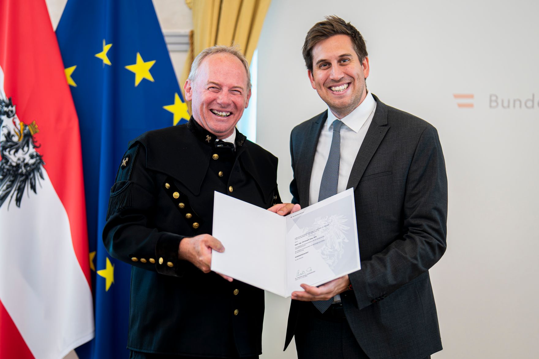 Am 18. Juni 2026 bestellte der Bundeskanzler Vertreterinnen und Vertreter der Wirtschaft zu Mitgliedern der bei der Bundesanstalt "Statistik &Ouml;sterreich" eingerichteten Wirtschaftskurie. Im Bild Staatssekret&auml;r Alexander Pr&ouml;ll (r.) bei der &Uuml;berreichung.