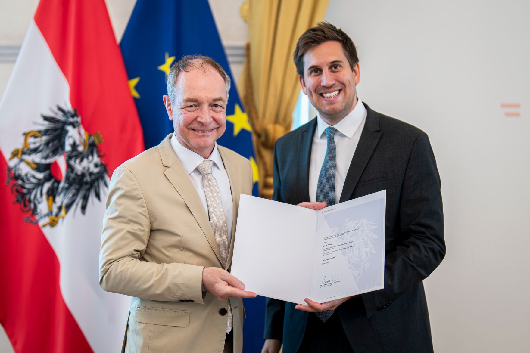 Am 18. Juni 2026 bestellte der Bundeskanzler Vertreterinnen und Vertreter der Wirtschaft zu Mitgliedern der bei der Bundesanstalt "Statistik &Ouml;sterreich" eingerichteten Wirtschaftskurie. Im Bild Staatssekret&auml;r Alexander Pr&ouml;ll (r.) bei der &Uuml;berreichung.
