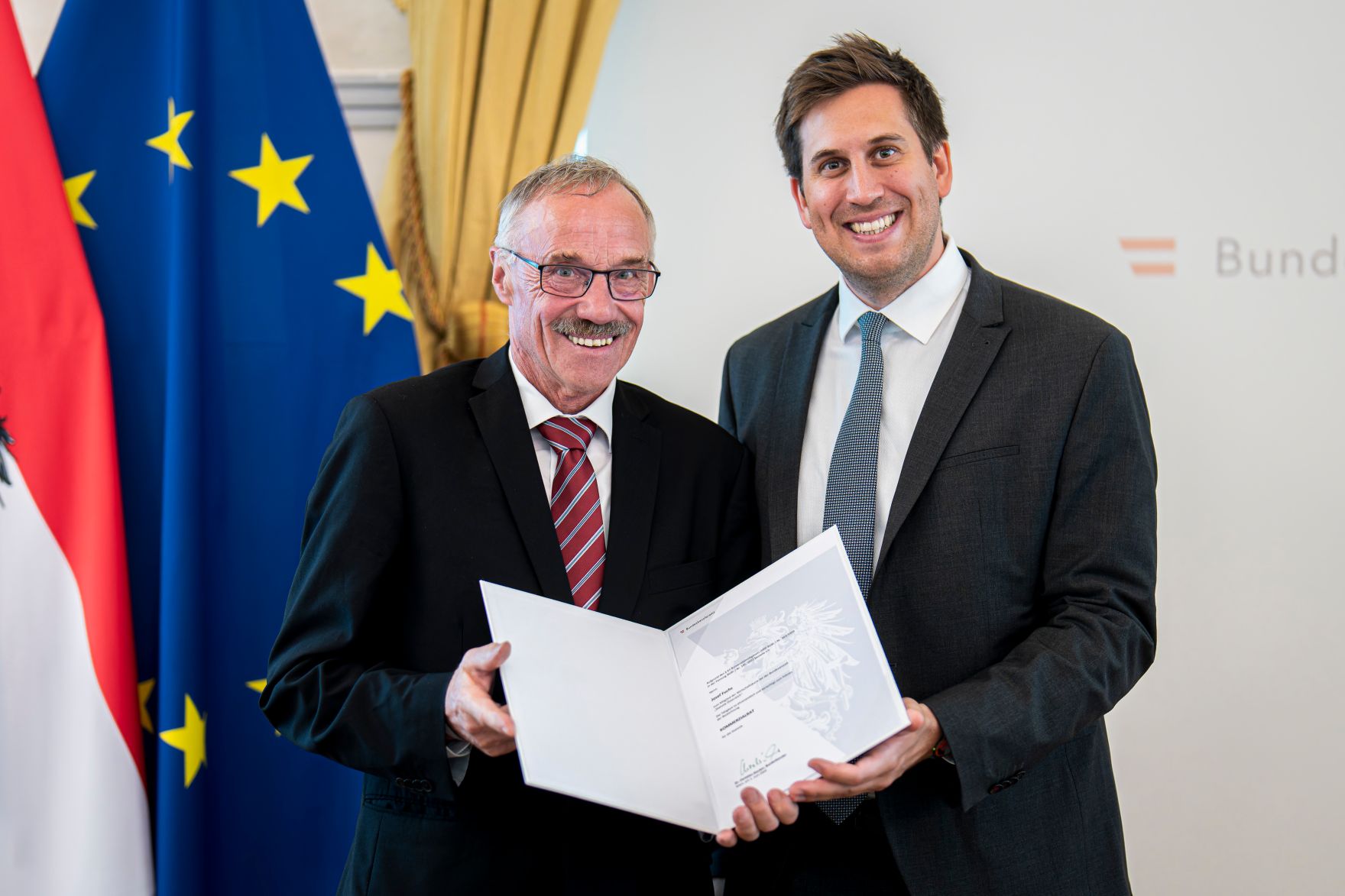 Am 18. Juni 2026 bestellte der Bundeskanzler Vertreterinnen und Vertreter der Wirtschaft zu Mitgliedern der bei der Bundesanstalt "Statistik &Ouml;sterreich" eingerichteten Wirtschaftskurie. Im Bild Staatssekret&auml;r Alexander Pr&ouml;ll (r.) bei der &Uuml;berreichung.
